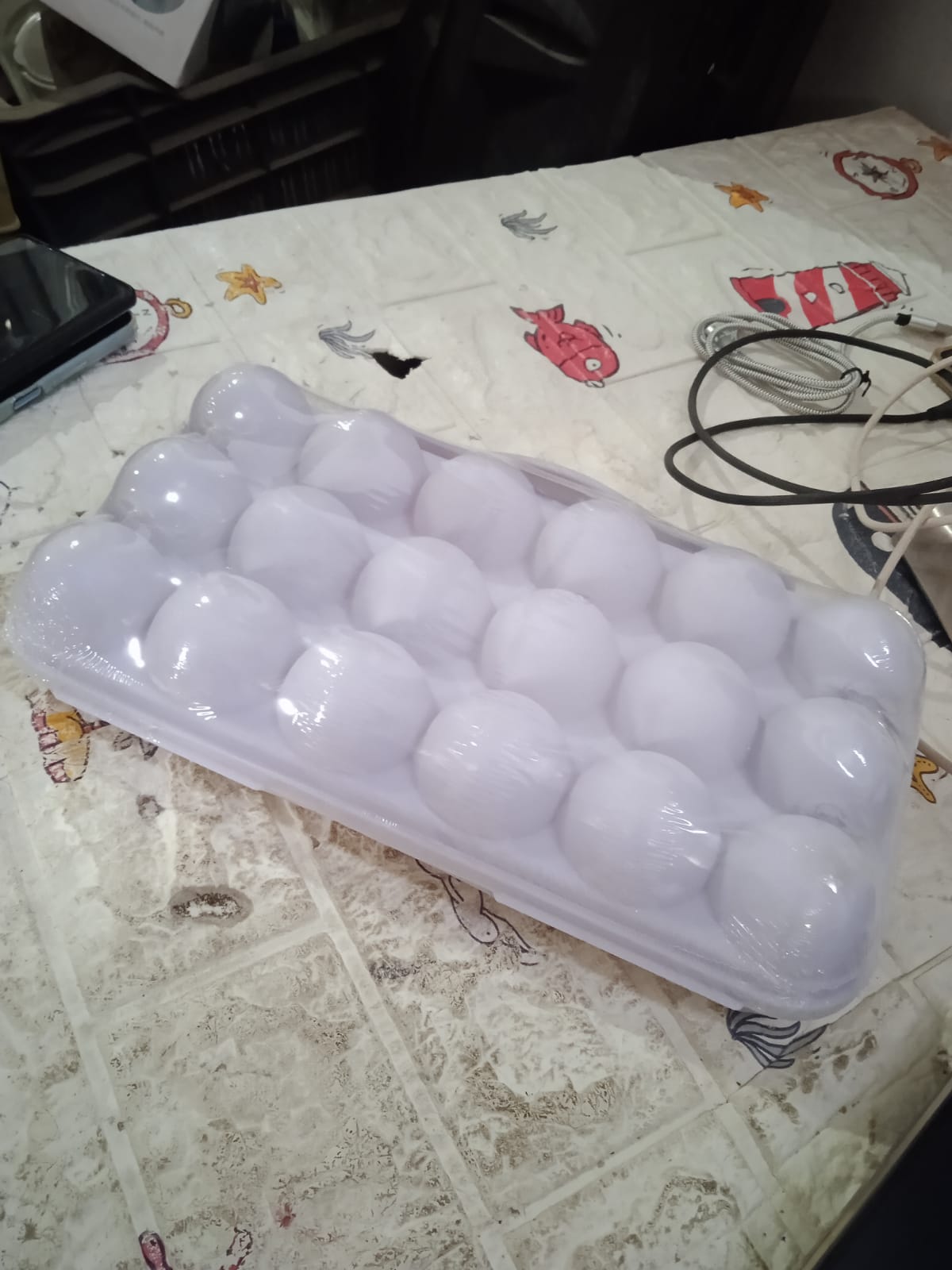 18 Grid Egg Holder Storage Effective Full Seal, Egg House use for Fridge, Camping, Kitchen