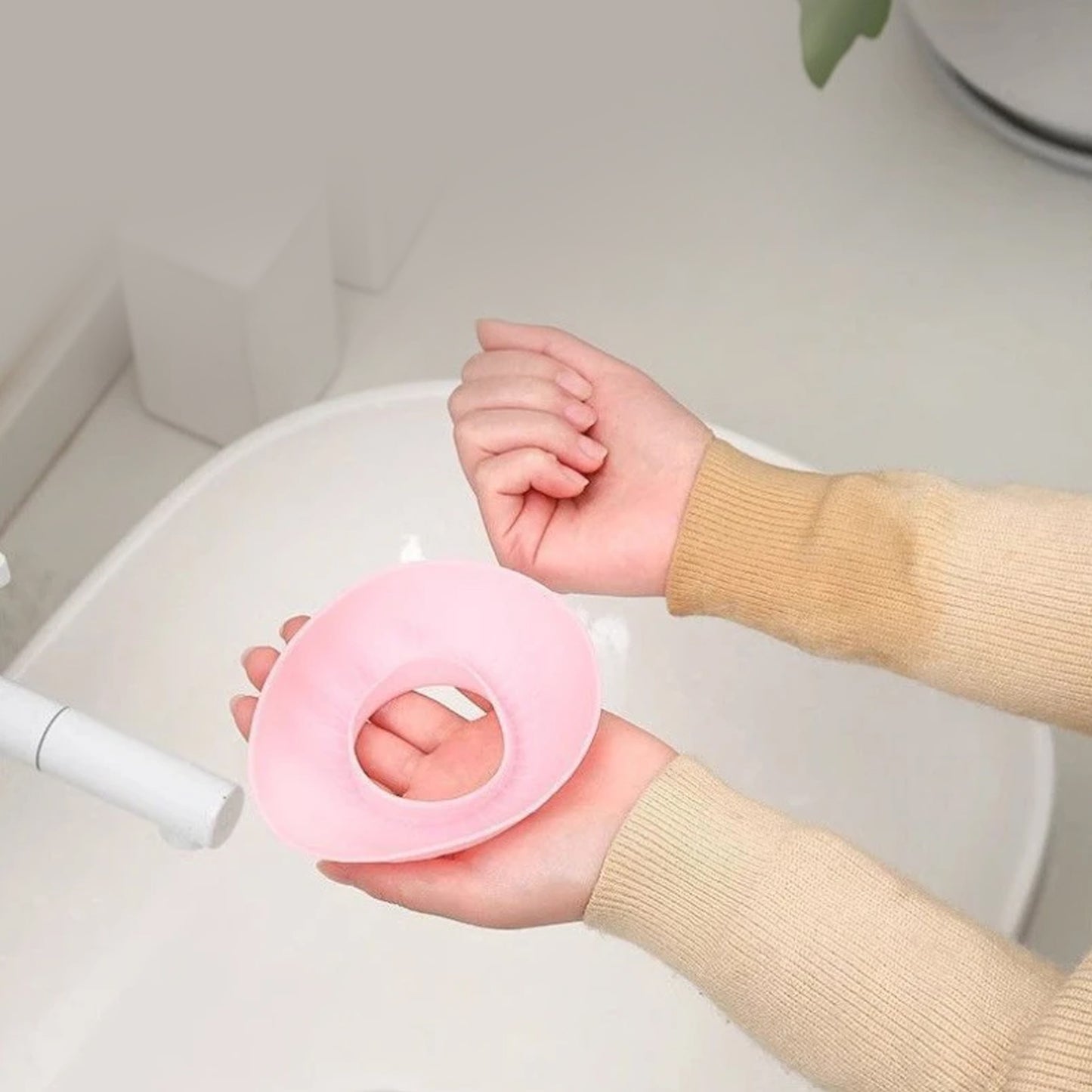 Silicone Wrist Bands For Washing Face (2 Pc Mix Color) (X1102)